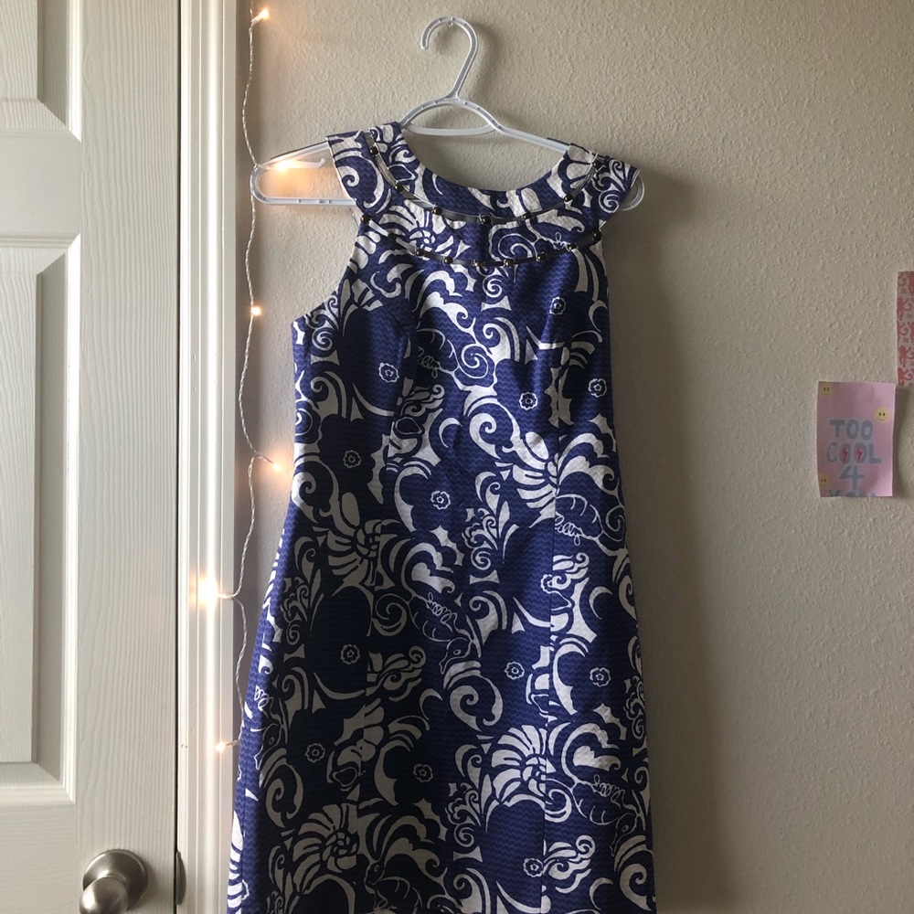 Lilly pulitzer shift dress!A nice shade of navy blue and white design.